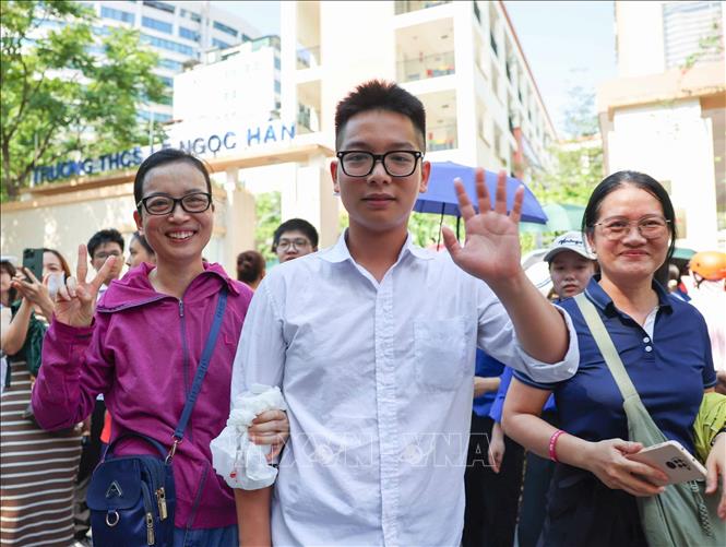 Phụ huynh đón thí sinh sau khi hoàn thành môn thi Ngoại ngữ tại điểm thi Trường THCS Lê Ngọc Hân. Ảnh: Thanh Tùng - TTXVN